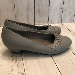 Comfort Well Closed Toe Low Heel Size 8 Gray